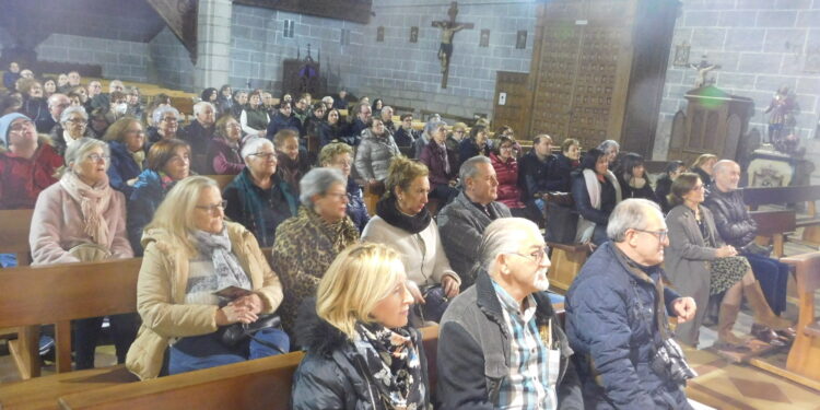 La iglesia de Macotera acoge la representación número 115 de la exitosa obra teatral «Buscando a Nebrija»