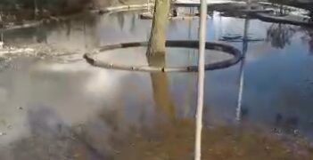 Moríñigo sufre las consecuencias de un reventón en un ramal de riego y el agua inunda uno de los parques