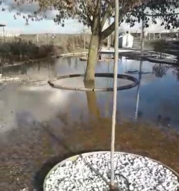 Moríñigo sufre las consecuencias de un reventón en un ramal de riego y el agua inunda uno de los parques