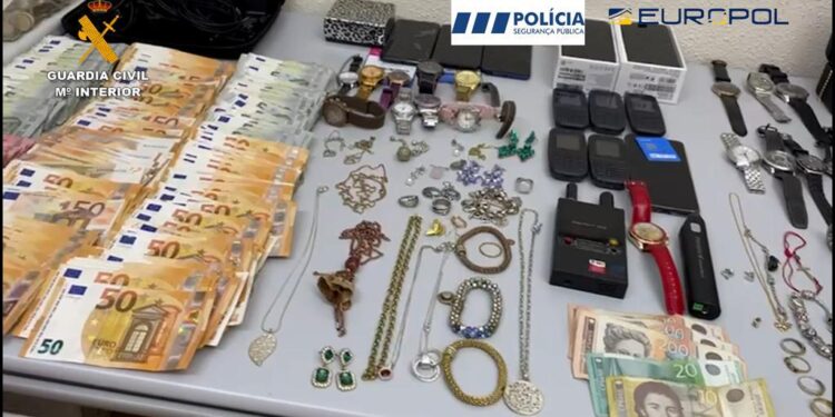 La Guardia Civil detiene a siete personas que asaltaban viviendas y consiguieron hacerse con un botín valorado en 800.000 euros
