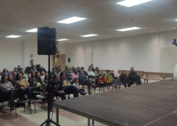El Campo de Peñaranda disfruta en el multiusos con la representación «El muñeco de nieve» a cargo de Kamarú Teatro