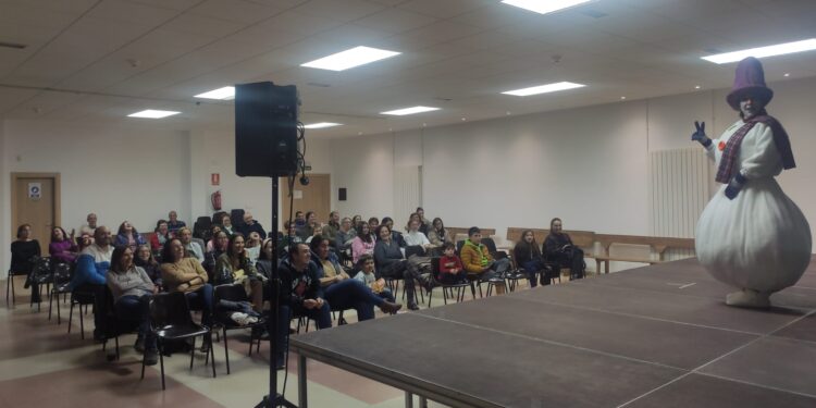 El Campo de Peñaranda disfruta en el multiusos con la representación «El muñeco de nieve» a cargo de Kamarú Teatro