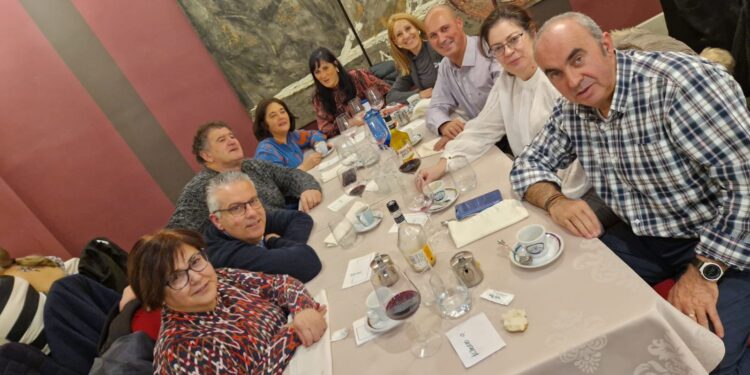 Miembros de la peña El Chigorcio, de Tordillos, se reúnen para celebrar las fiestas navideñas y brindar por el nuevo año 2023