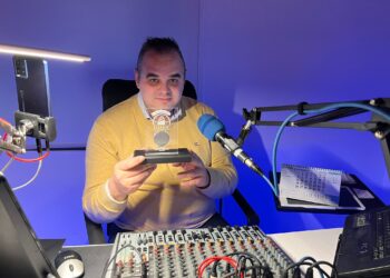 Un trozo de carbón auténtico del Titanic en las manos de Miguel Ramos, un apasionado de la historia del trasatlántico