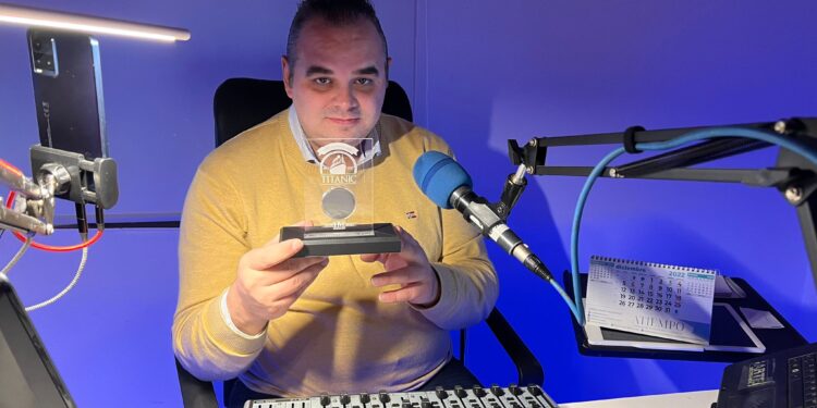 Un trozo de carbón auténtico del Titanic en las manos de Miguel Ramos, un apasionado de la historia del trasatlántico