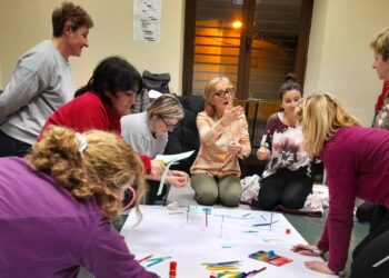 Macotera acoge el taller de musicoterapia organizado por la asociación Nordeste para potenciar la creatividad en la mujer