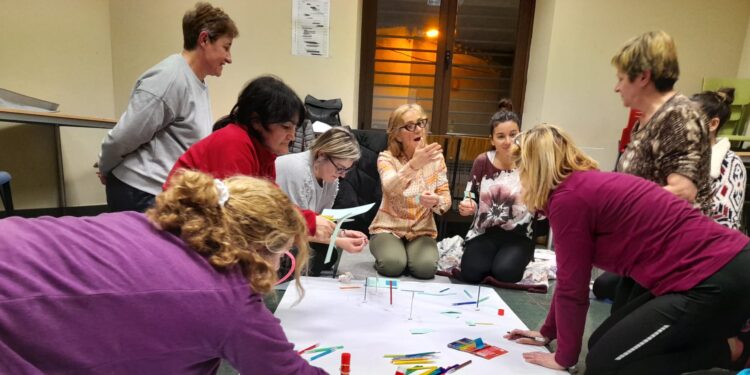 Macotera acoge el taller de musicoterapia organizado por la asociación Nordeste para potenciar la creatividad en la mujer