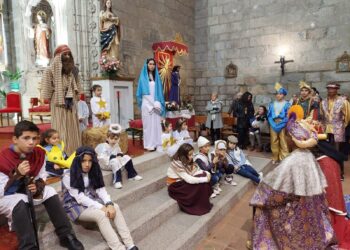 La iglesia parroquial de Peñaranda acoge el belén viviente del colegio La Encarnación durante su eucaristía de Navidad