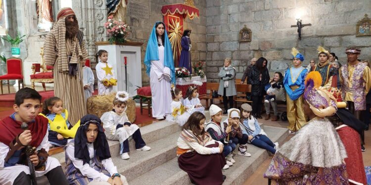 La iglesia parroquial de Peñaranda acoge el belén viviente del colegio La Encarnación durante su eucaristía de Navidad