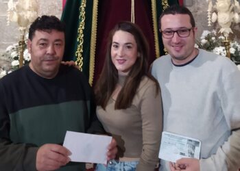 La cofradía de la Esperanza entrega su cesta navideña en Peñaranda y prepara ya su tradicional alubiada de San Antón