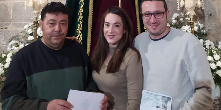 La cofradía de la Esperanza entrega su cesta navideña en Peñaranda y prepara ya su tradicional alubiada de San Antón