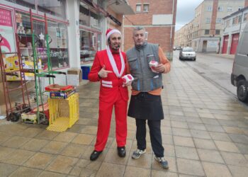 Los Álamos Gastrolab endulza la Navidad a más de 300 empresas y negocios de Peñaranda y la comarca