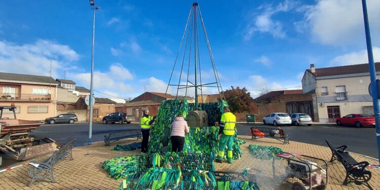Cuenta atrás en Villoruela para la inauguración de su gran árbol navideño hecho este año con ocho kilómetros de tela verde