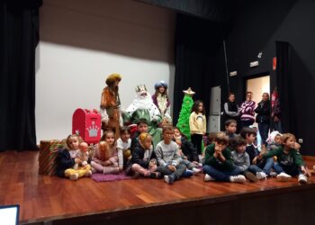 Macotera recibe la visita anticipada del rey Melchor para que los niños le entreguen las cartas con sus peticiones