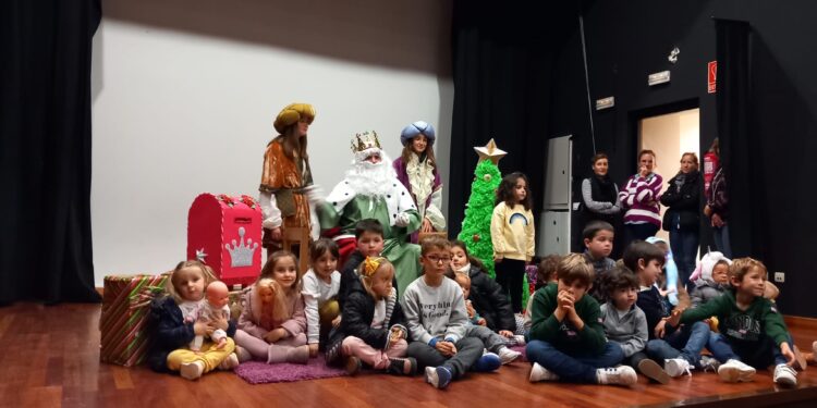 Macotera recibe la visita anticipada del rey Melchor para que los niños le entreguen las cartas con sus peticiones