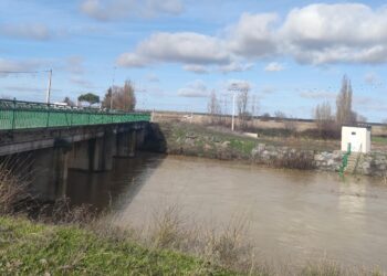 La espectacular crecida del río Almar mantiene desde ayer con el «corazón en vilo» a los vecinos de Alconada
