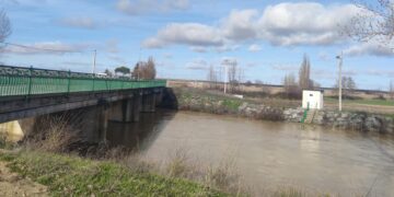 La espectacular crecida del río Almar mantiene desde ayer con el «corazón en vilo» a los vecinos de Alconada