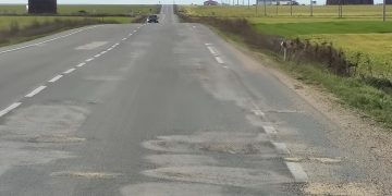 La Junta inicia el bacheo de la carretera SA-105 entre Peñaranda y Alaraz aunque los conductores lo consideran insuficiente