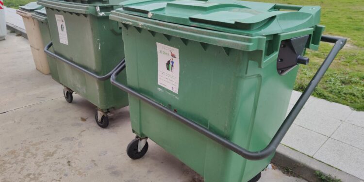 Peñaranda estrena un nuevo sistema de anclaje para evitar que los contenedores acaben en medio de la calle