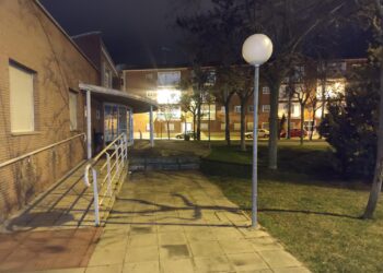 El exterior del centro de salud de Peñaranda de nuevo a oscuras aunque la Junta reparó las farolas el pasado otoño
