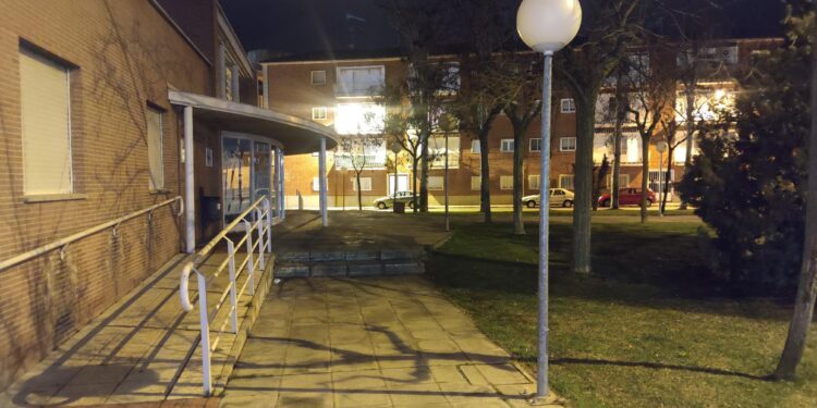 El exterior del centro de salud de Peñaranda de nuevo a oscuras aunque la Junta reparó las farolas el pasado otoño