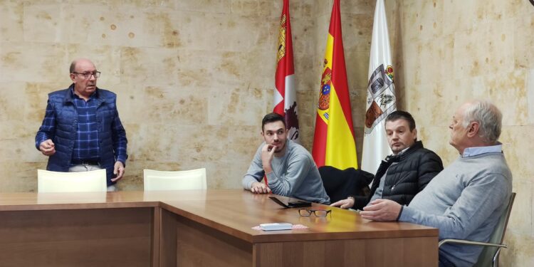 Babilafuente da luz verde a la licitación del proyecto para la pavimentación de la explanada de las piscinas y el pabellón