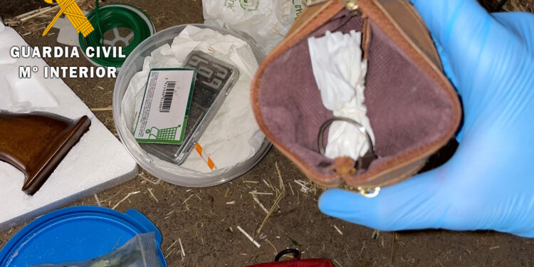 La Guardia Civil detiene en Santiago de la Puebla a un varón de 35 años tras hallar estupefacientes en una explotación ganadera