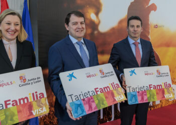 Mañueco anuncia una ayuda económica de hasta 2.500 euros por hijo nacido o adoptado desde el 1 de enero de este año