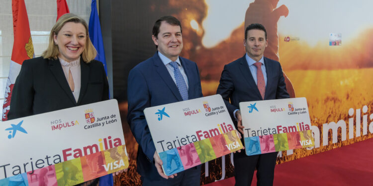 Mañueco anuncia una ayuda económica de hasta 2.500 euros por hijo nacido o adoptado desde el 1 de enero de este año