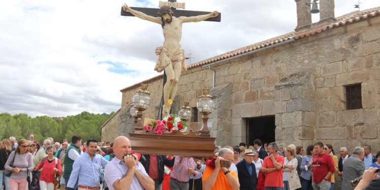 Alaraz plantea la restauración de la venerada imagen del Santo Cristo del Monte y varias mejoras en su ermita