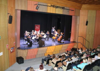 Peñaranda estrena el 2023 con el brillante concierto de la orquesta de cámara Berdión en un teatro con el aforo completo