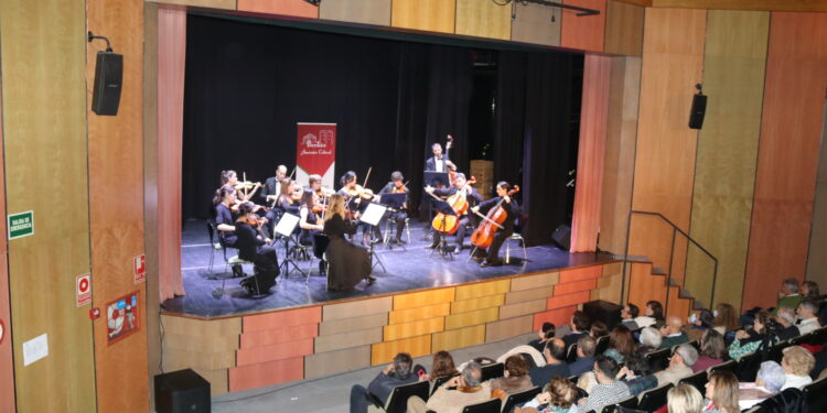 Peñaranda estrena el 2023 con el brillante concierto de la orquesta de cámara Berdión en un teatro con el aforo completo