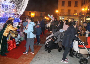 Peñaranda desafía al frío y a la niebla para brindar un cálido homenaje a los Reyes Magos en la plaza de la Constitución
