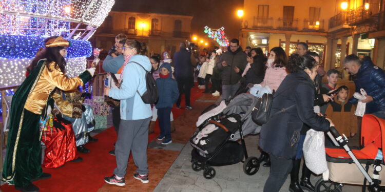 Peñaranda desafía al frío y a la niebla para brindar un cálido homenaje a los Reyes Magos en la plaza de la Constitución