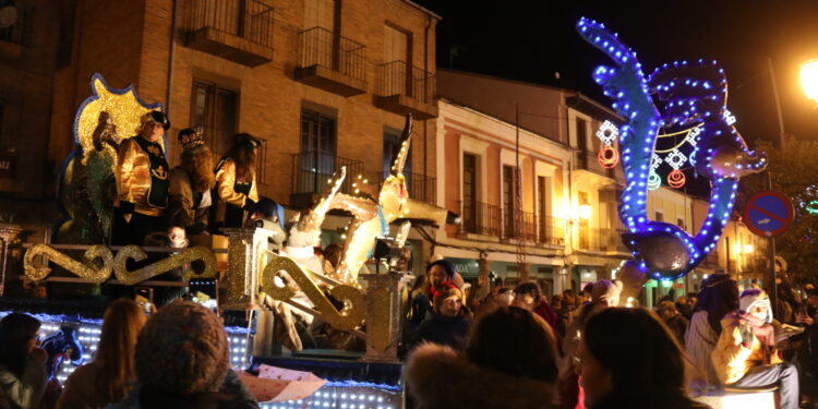 Multitudinario recibimiento en Peñaranda a los Reyes Magos que protagonizan una cabalgata cargada de ilusión infantil