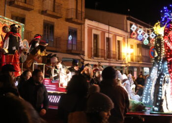 Multitudinario recibimiento en Peñaranda a los Reyes Magos que protagonizan una cabalgata cargada de ilusión infantil