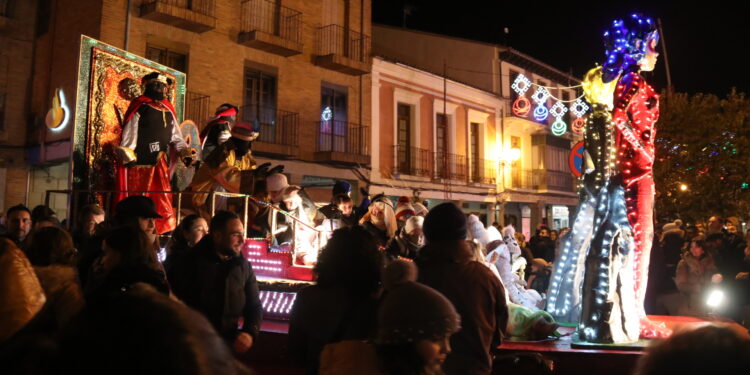 Multitudinario recibimiento en Peñaranda a los Reyes Magos que protagonizan una cabalgata cargada de ilusión infantil