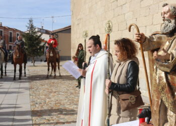 Macotera celebra por todo lo alto a San Antón con misa, bendición de los animales e invitación de los mayordomos salientes