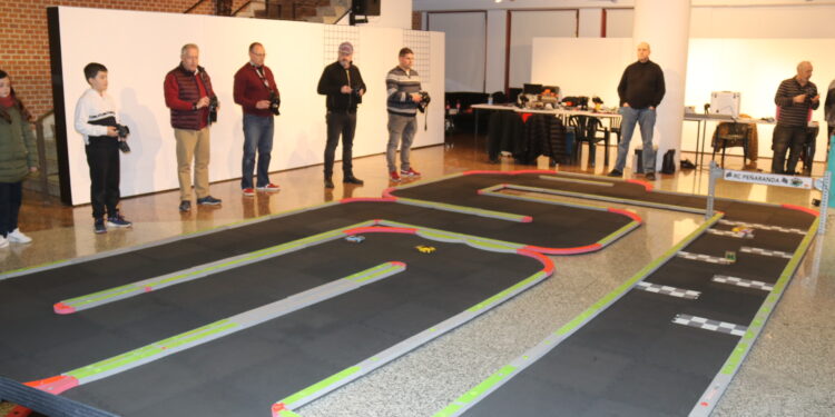 Los coches mini-z «toman» el zaguán del Centro de Desarrollo de Peñaranda en la VII edición de la Rosconada