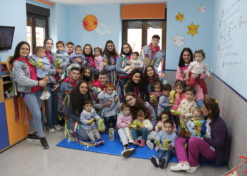 Los quintos de Villoria visitan la guardería, reparten «chuches» y recuerdan con ilusión su paso por este mismo centro