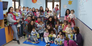 Los quintos de Villoria visitan la guardería, reparten «chuches» y recuerdan con ilusión su paso por este mismo centro