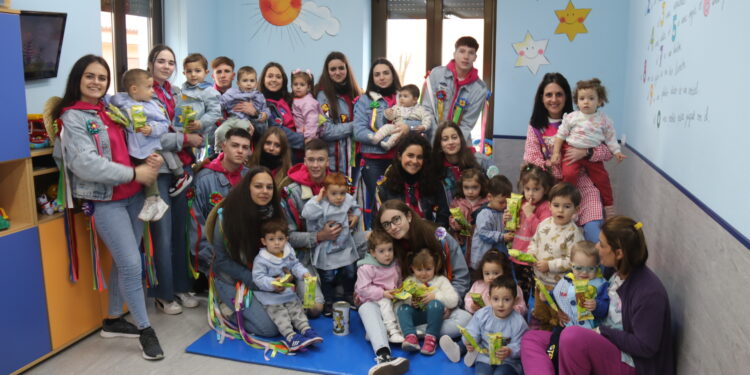 Los quintos de Villoria visitan la guardería, reparten «chuches» y recuerdan con ilusión su paso por este mismo centro