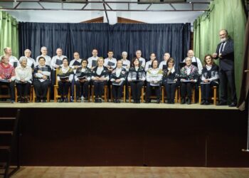 El coro popular de Villoruela deleita a sus paisanos con un concierto de Año Nuevo en el multiusos «Bernardo Cuesta»