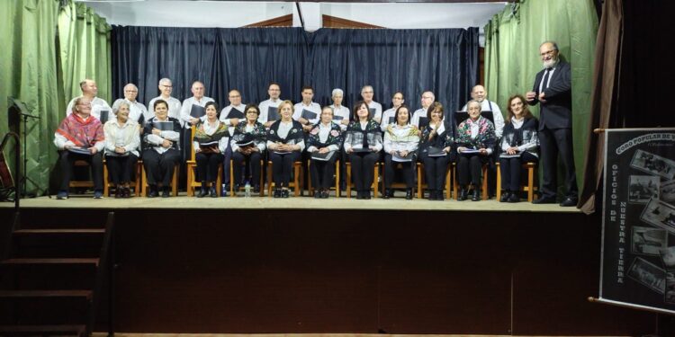 El coro popular de Villoruela deleita a sus paisanos con un concierto de Año Nuevo en el multiusos «Bernardo Cuesta»