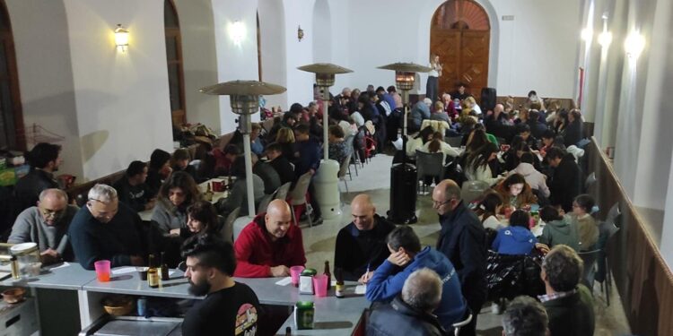 Animado bingo benéfico en el salón municipal de Rágama para disfrutar de la primera tarde del Año Nuevo