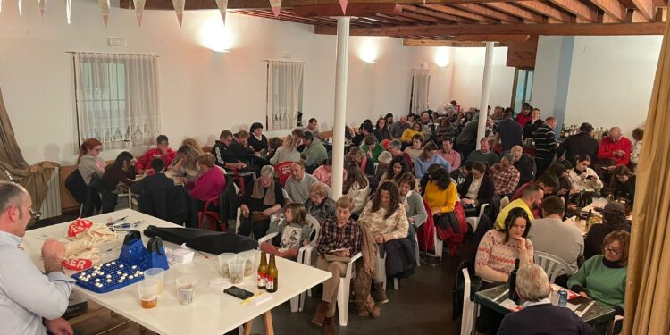 Aldeaseca de la Frontera recauda fondos para la climatización de la iglesia parroquial en un animado bingo benéfico