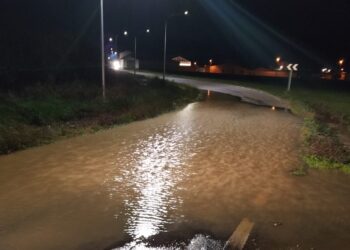 Las lluvias inundan los accesos a Bóveda del Río Almar desde la carretera de Peñaranda y siembran el caos en media comarca
