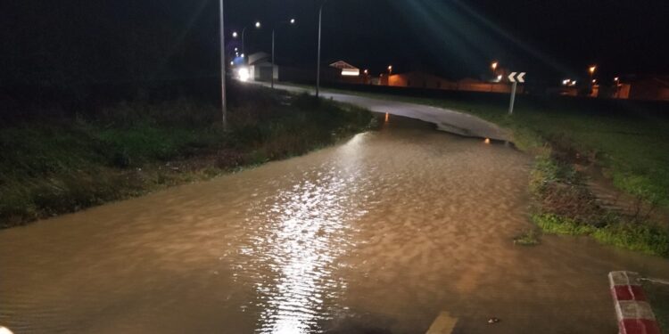 Las lluvias inundan los accesos a Bóveda del Río Almar desde la carretera de Peñaranda y siembran el caos en media comarca