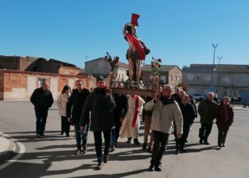 Villoruela festeja a San Sebastián con misa, procesión y un baile en el edificio multiusos para animar la hora del aperitivo