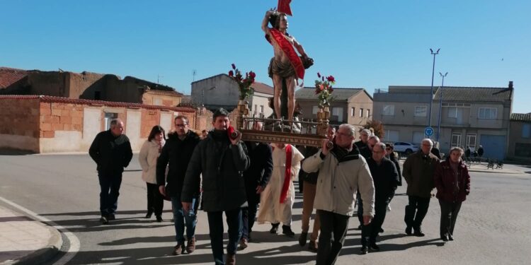 Villoruela festeja a San Sebastián con misa, procesión y un baile en el edificio multiusos para animar la hora del aperitivo